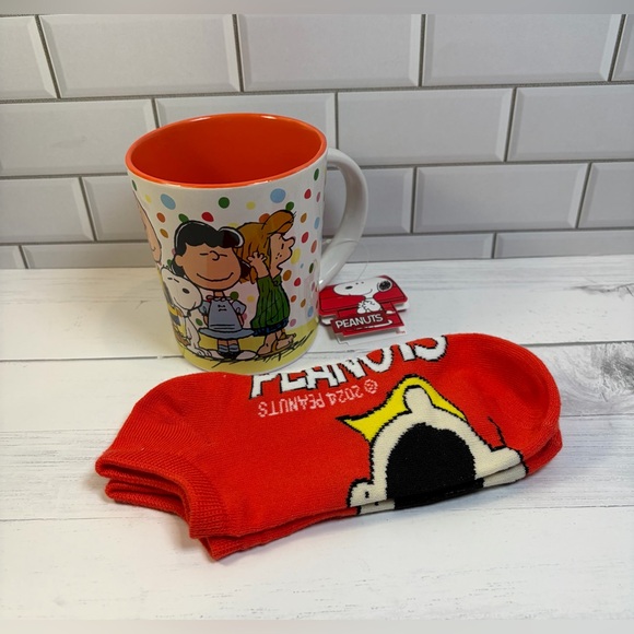 Peanuts Size:17 oz  Coffee Cup/Socks  Great for Gift 🎁 Super Cute! - Picture 7 of 9